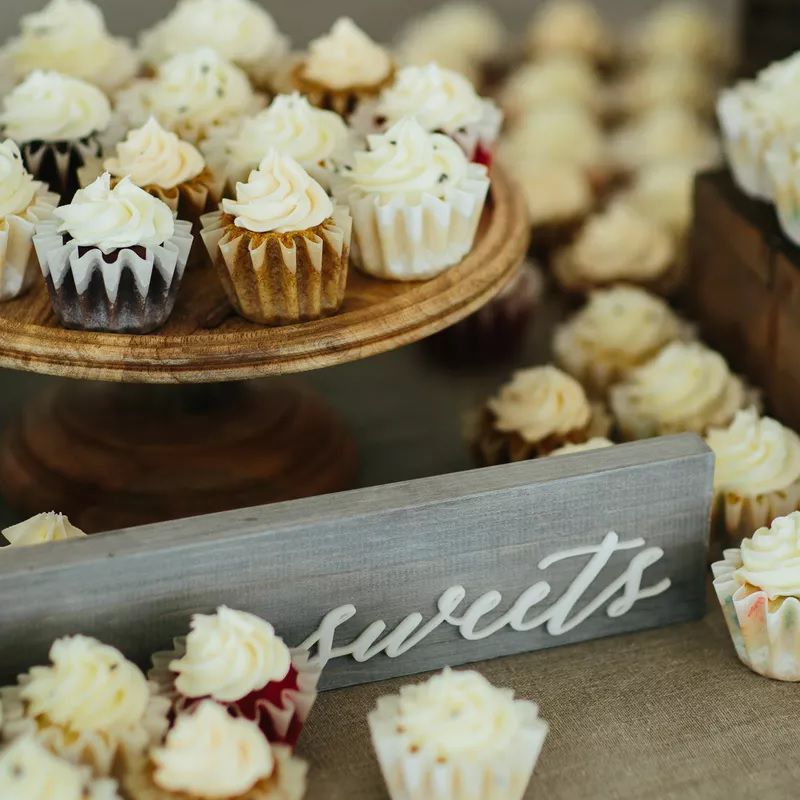 迷你蛋糕婚礼显示器上