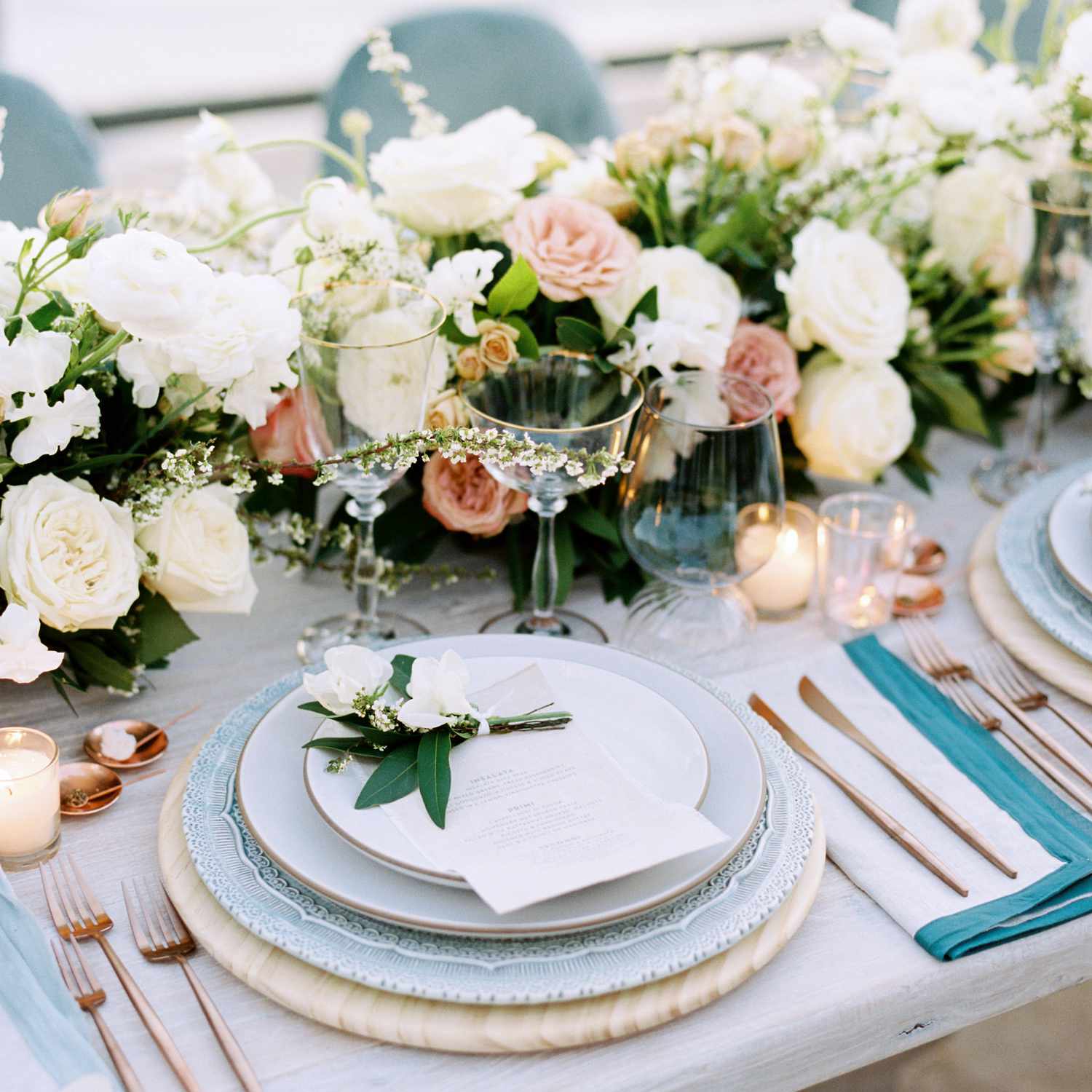 亲密的加利福尼亚婚礼，蓝色接待餐具