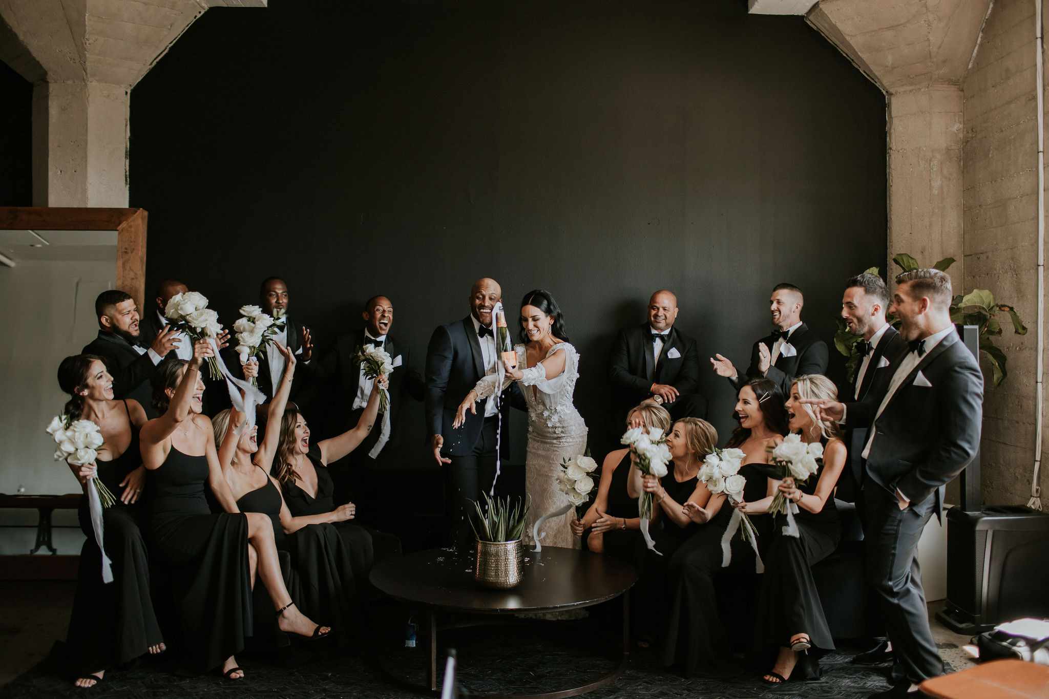 新娘和新郎在婚礼上开香槟