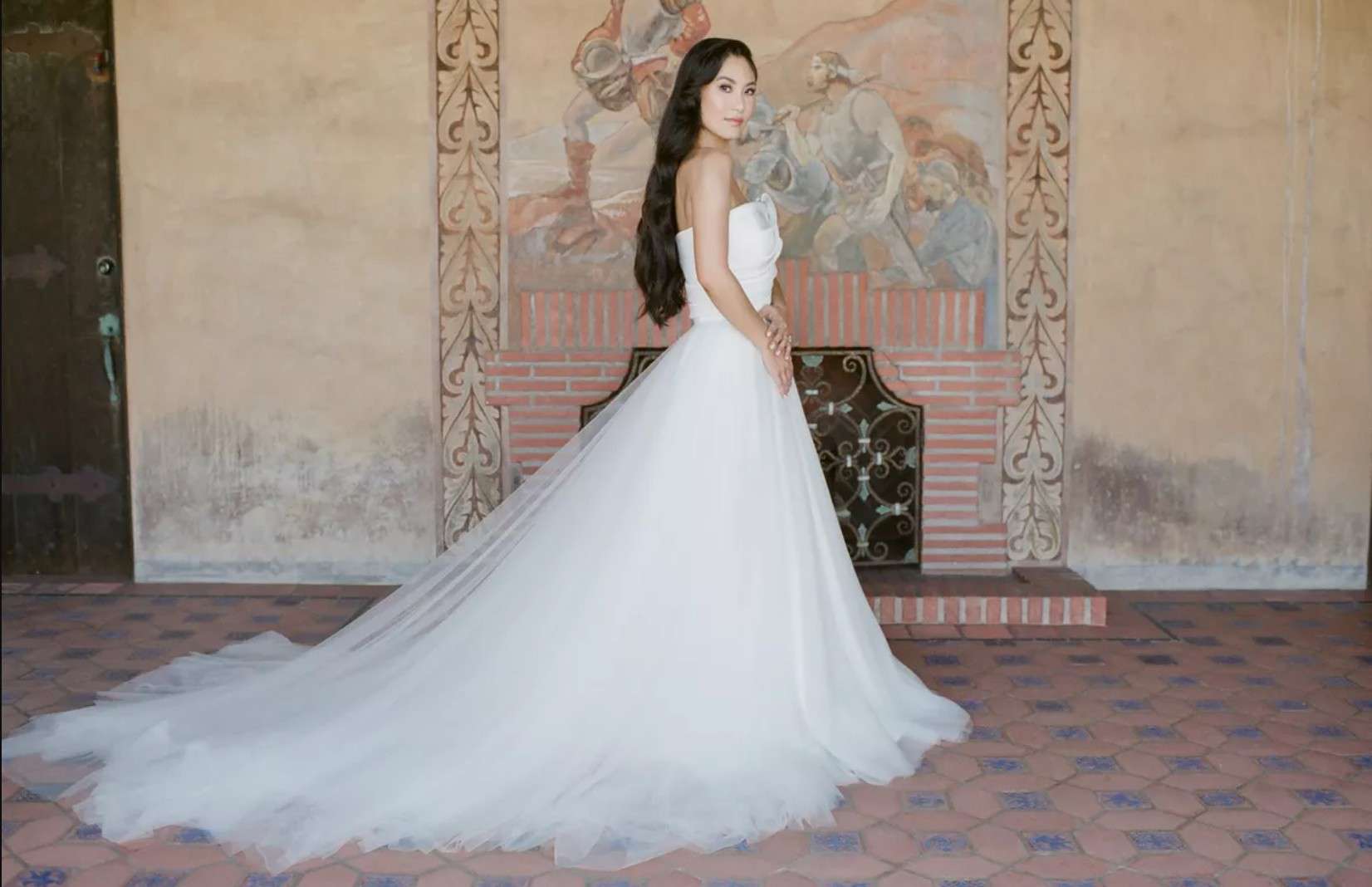 新娘穿着无肩带礼服