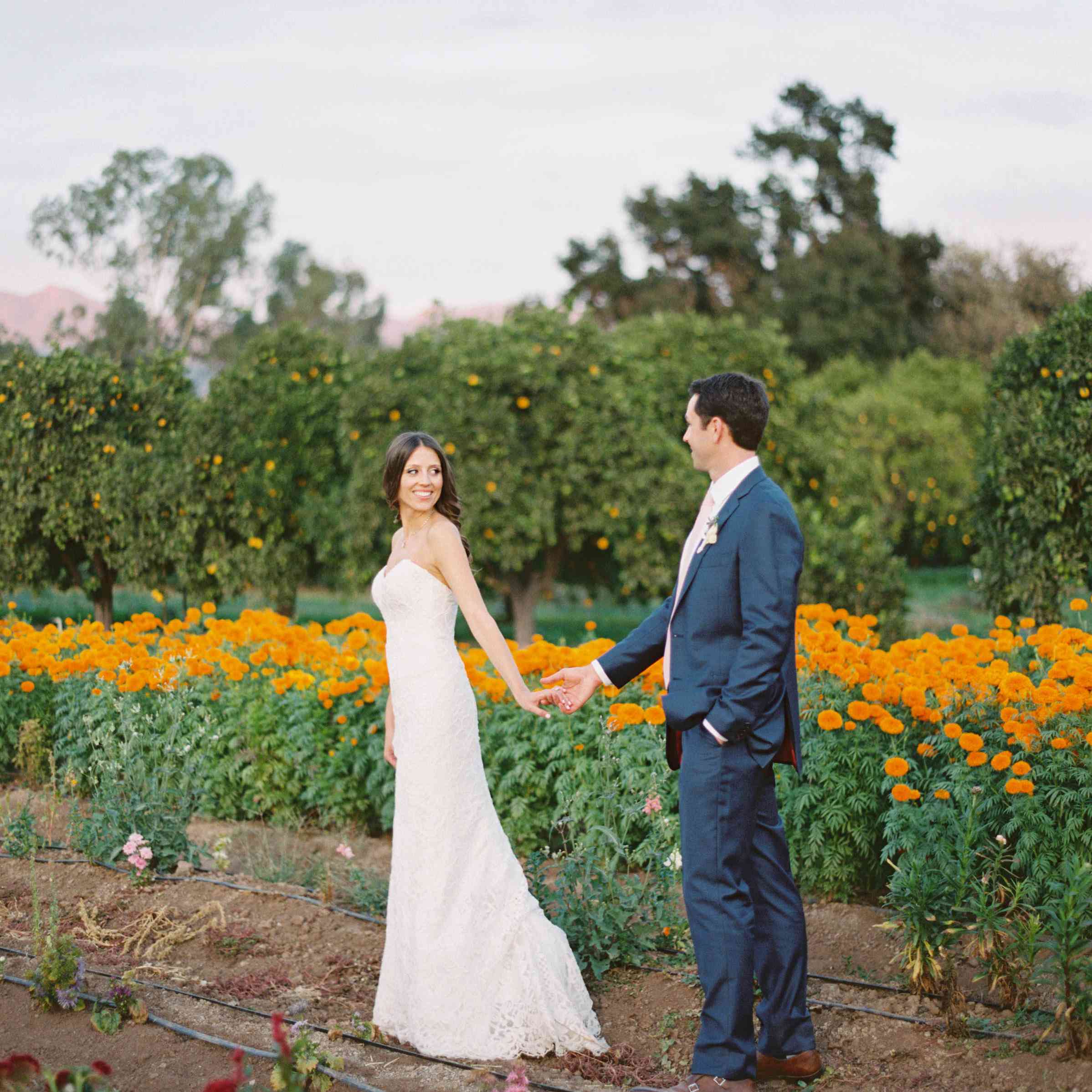 走在树林里的新娘和新郎