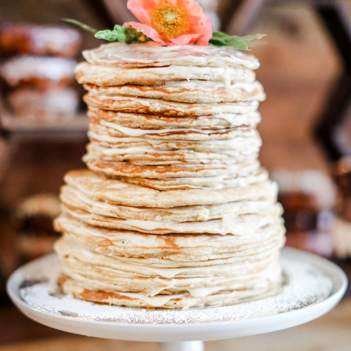 美丽的堆的图象在早午餐婚礼的蓬松薄煎饼