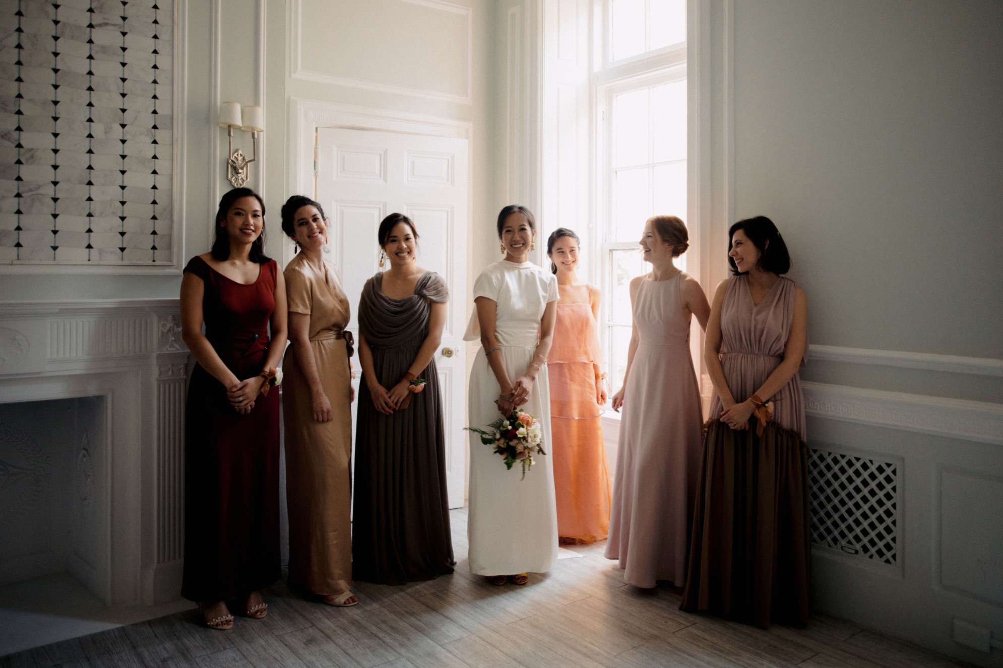 新娘不匹配的伴娘礼服