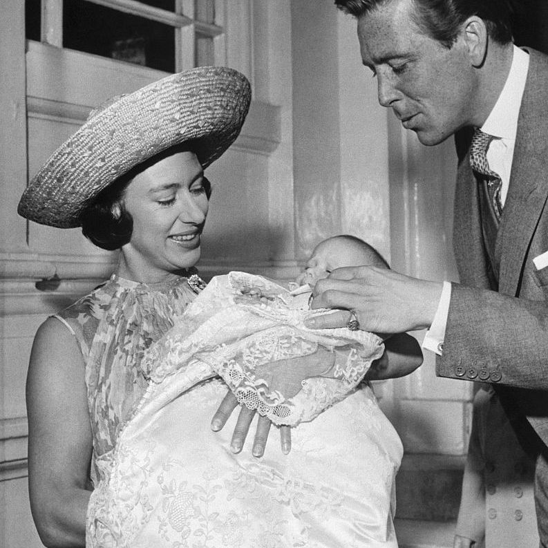 公主玛格丽特抱着刚出生的女儿“class=