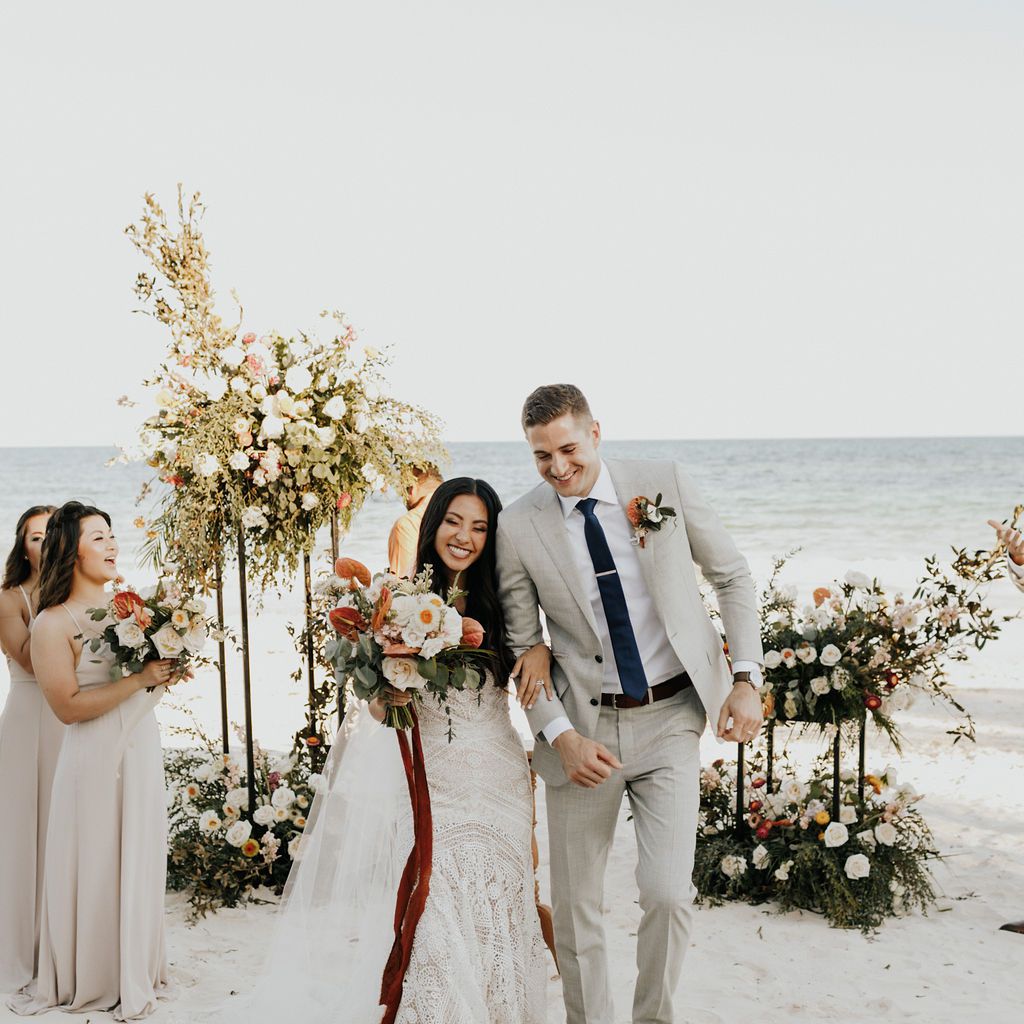 这对夫妻凹槽沿着过道