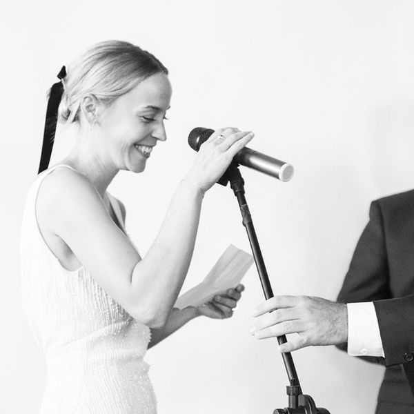 新娘拿着麦克风背诵结婚誓言