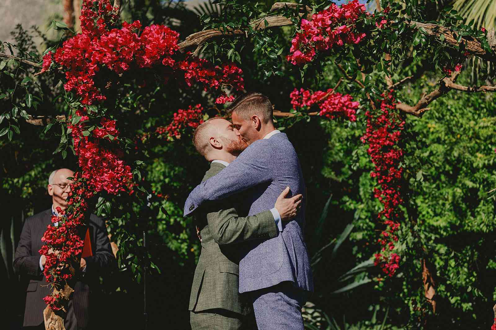 两个新郎在他们的婚礼上分享一个亲吻