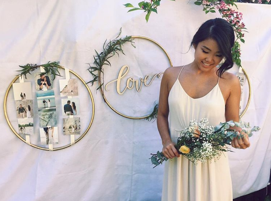 女孩在浪漫的背景前花