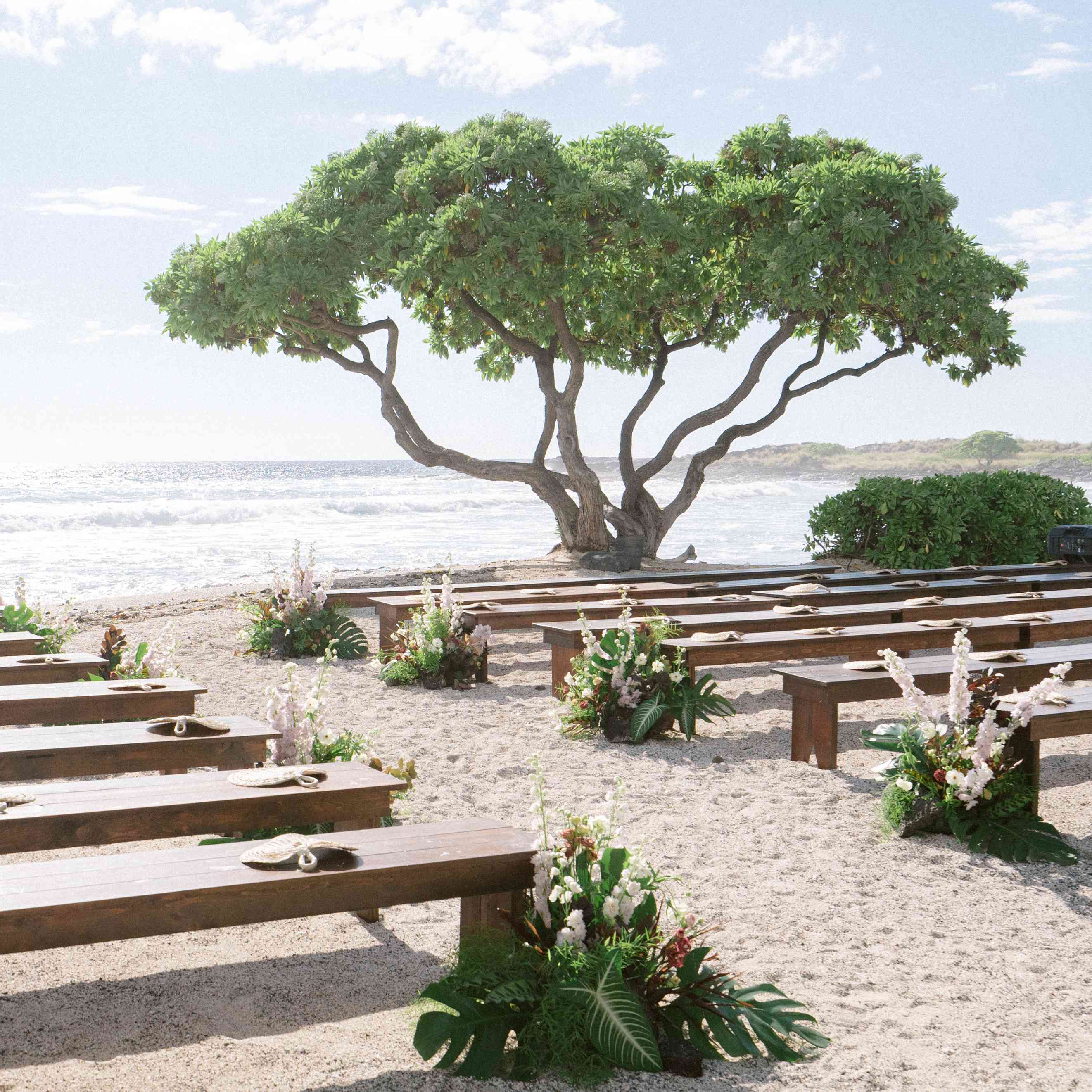 木制长椅林立的过道