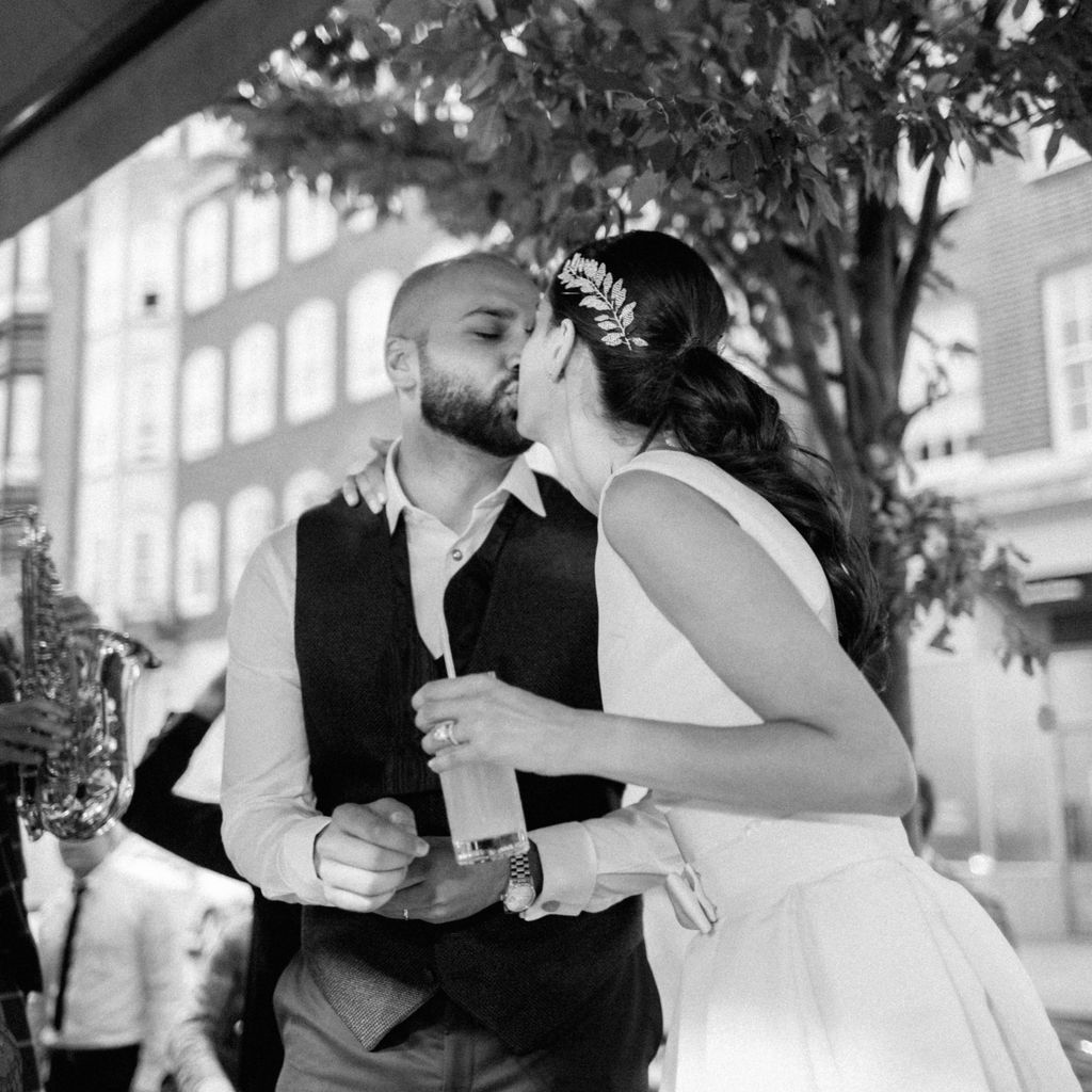 新娘和新郎接吻