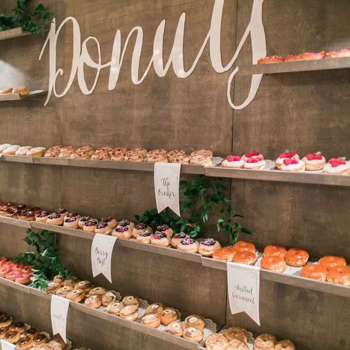 货架上的甜甜圈