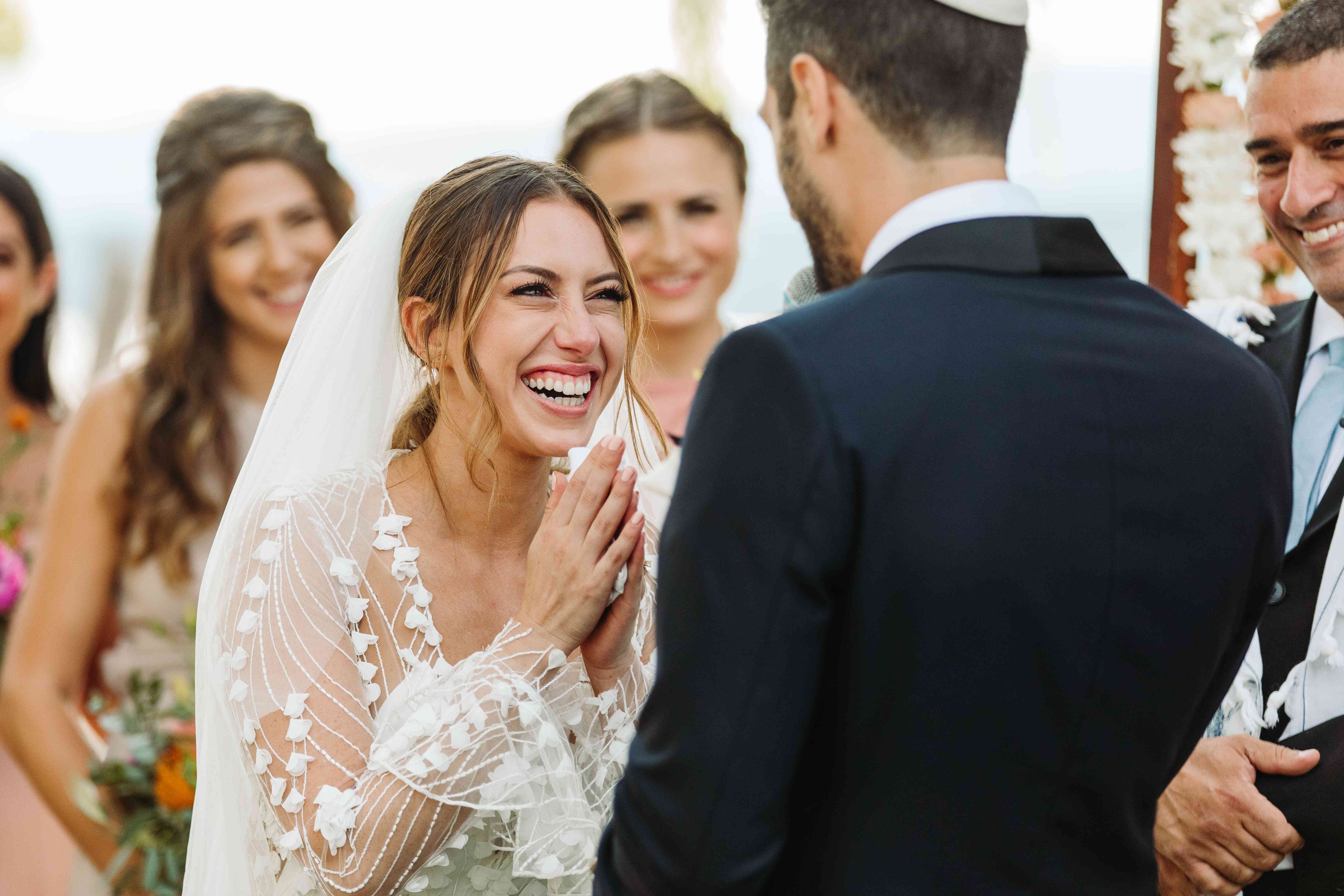 新娘在婚礼上大笑