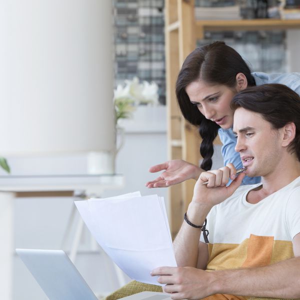 不同意预算项目的夫妇。“class=