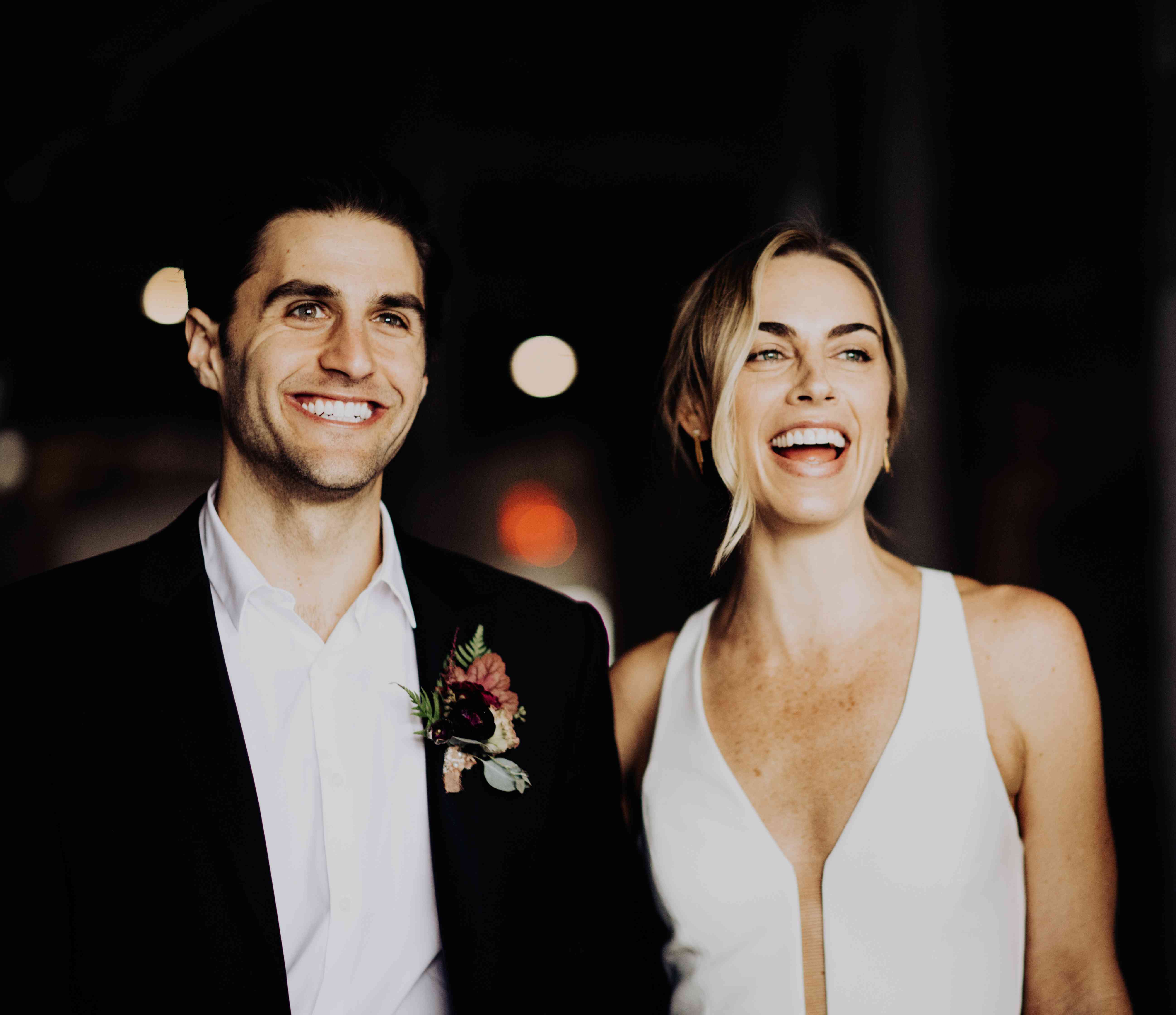 <p>新娘和新郎微笑</ p> <br> <br> <br>