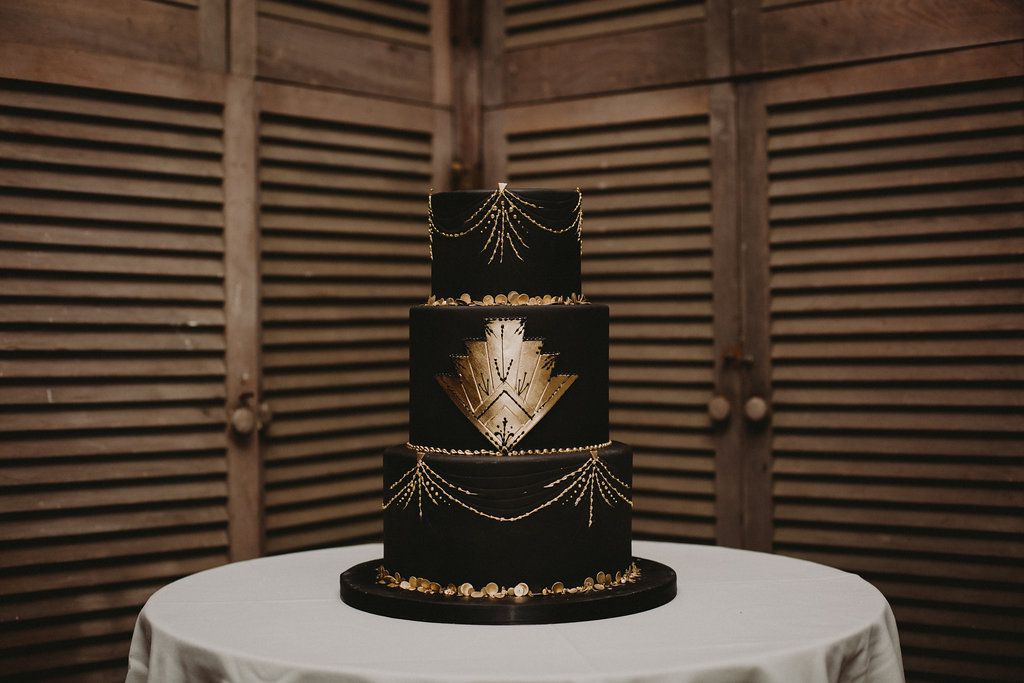 大胆的装饰艺术风格为主题的婚礼蛋糕