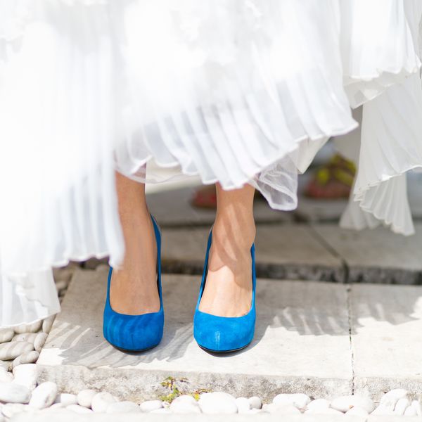 新娘的低部分与蓝色的鞋子