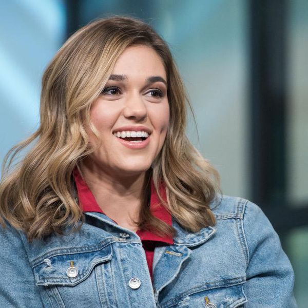 2018年2月6日，Sadie Robertson参观Build系列，在Build Studio讨论她的书《Live Fearless》。