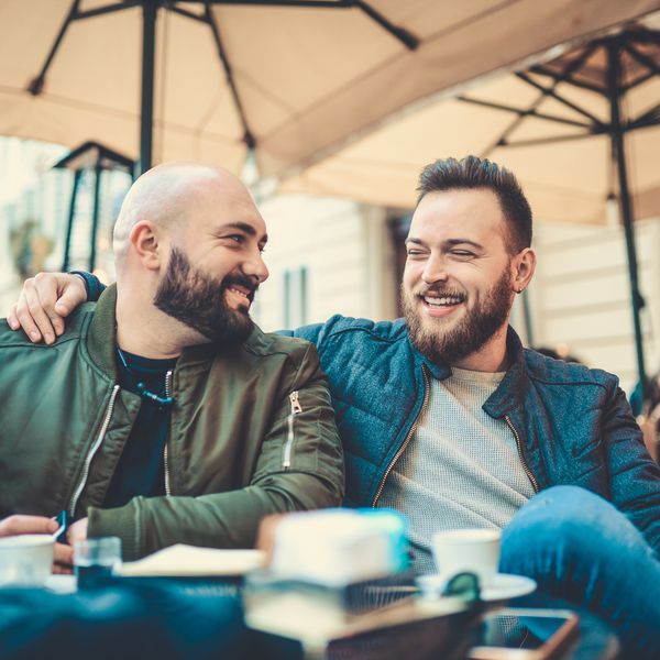 咖啡馆里的两个微笑的朋友