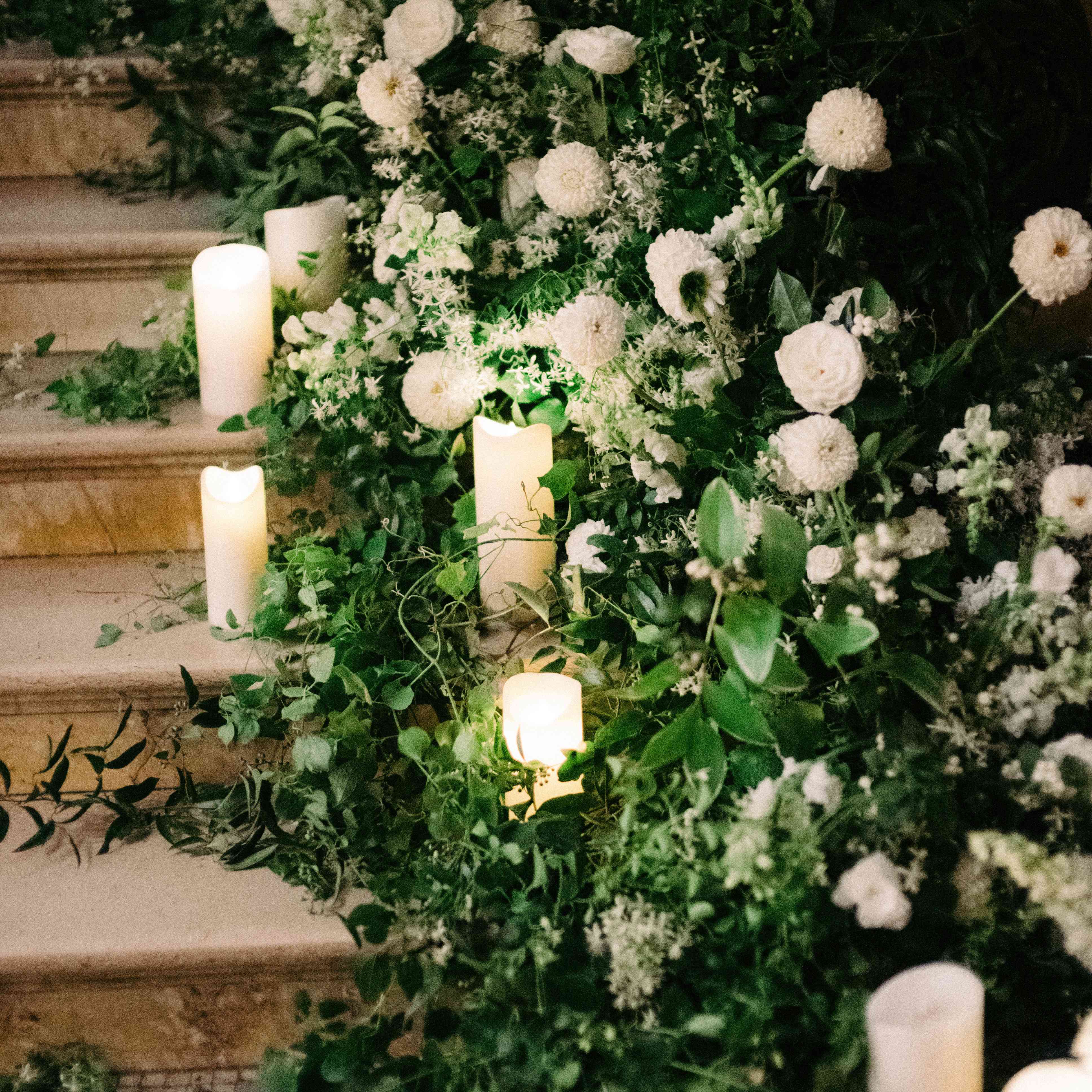 用蜡烛装饰花卉和绿色植物