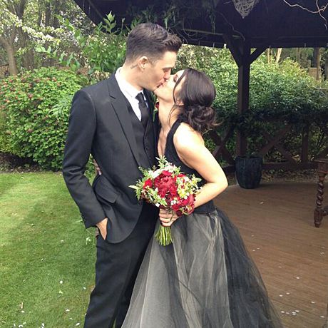 Shenae GrimesGrimes上的90210重启扮演一个高中生，但王薇薇礼服她穿着2013年5月结婚的未婚夫乔希·比奇是什么，但童趣。对于他们的婚礼伦敦，格兰姆斯走下黑袍过道与浪漫的哥特风格，包括一个红色的玫瑰花束和胸针口音的高髻成对的薄纱裙和露背的领口