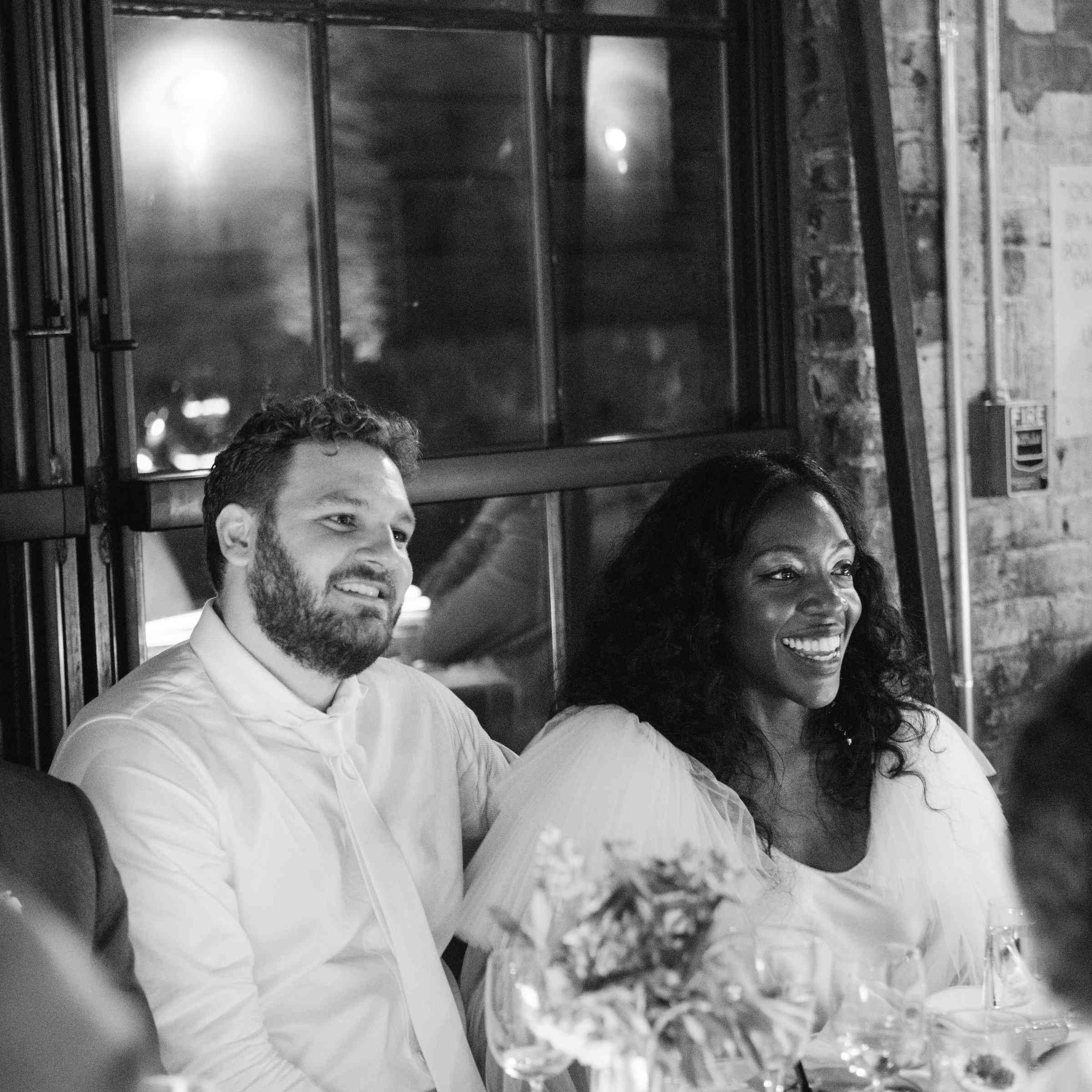 新娘和新郎在晚餐