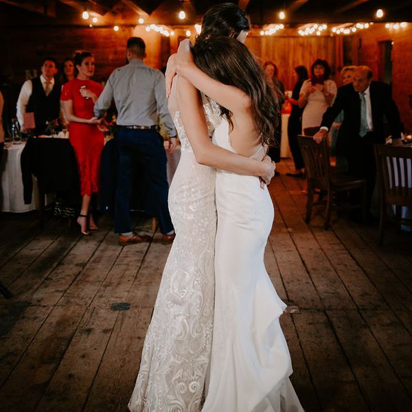 两个新娘分享第一舞