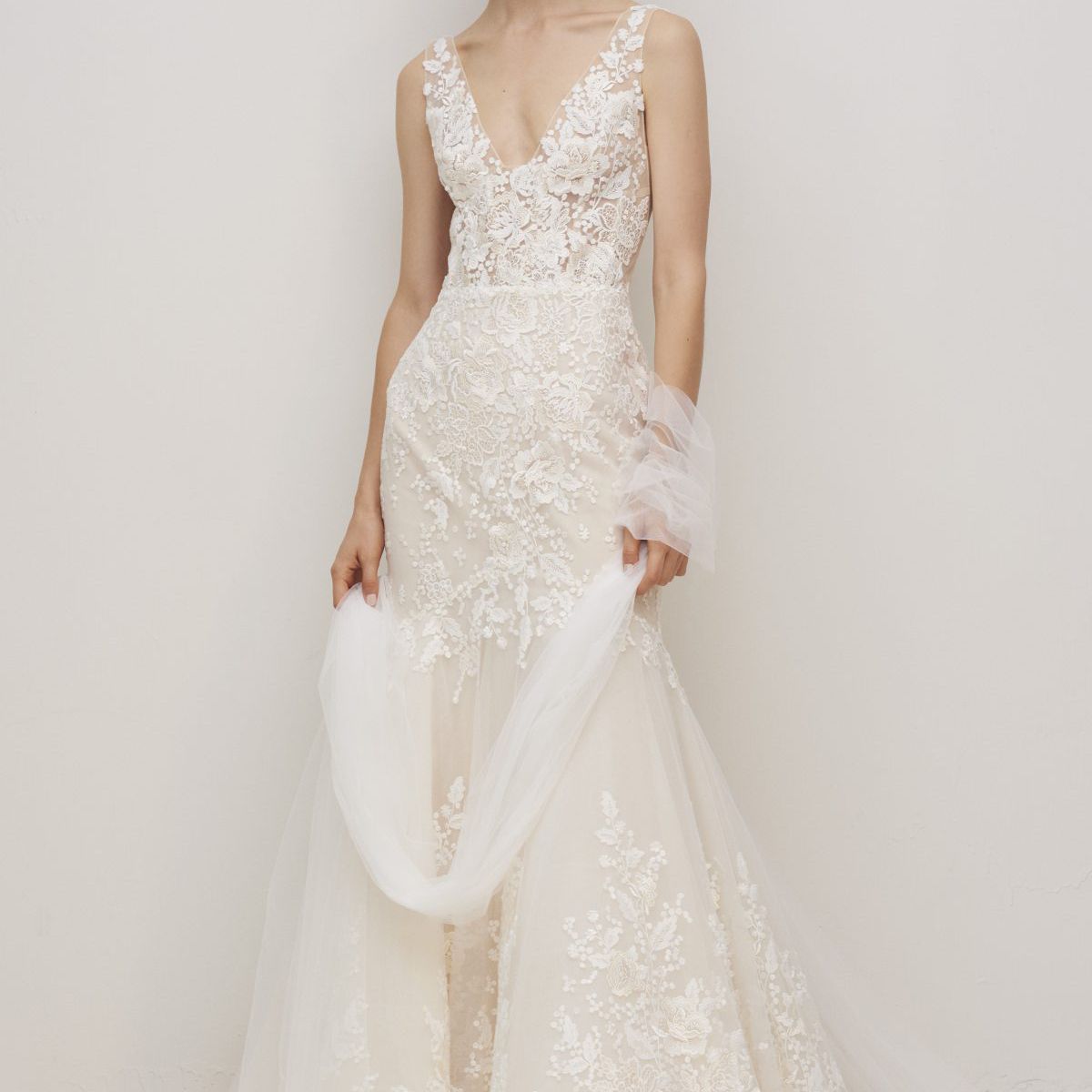 Rivini无袖蕾丝印花v领合体闪亮婚纱，售价4,730美元