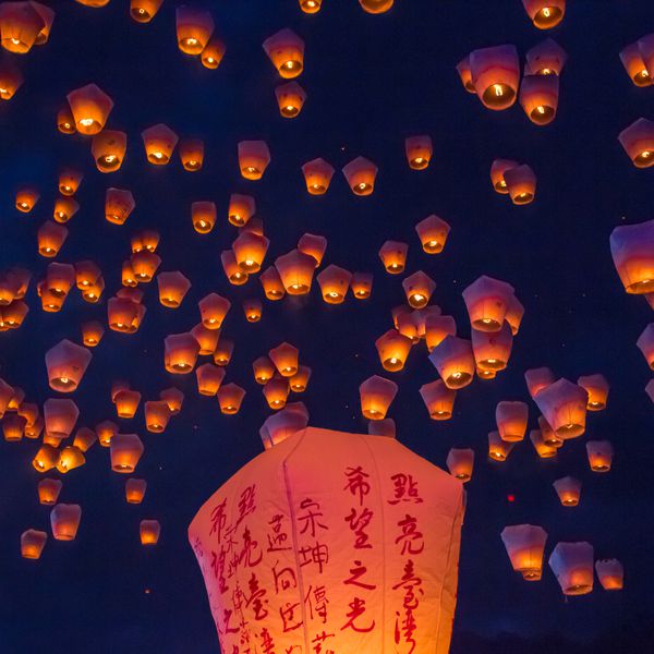 天空灯笼携带愿望天堂。