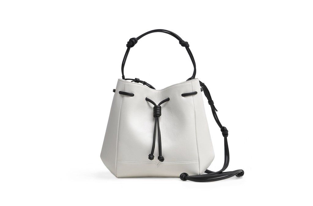 与黑肩带的白色皮革斜挎包