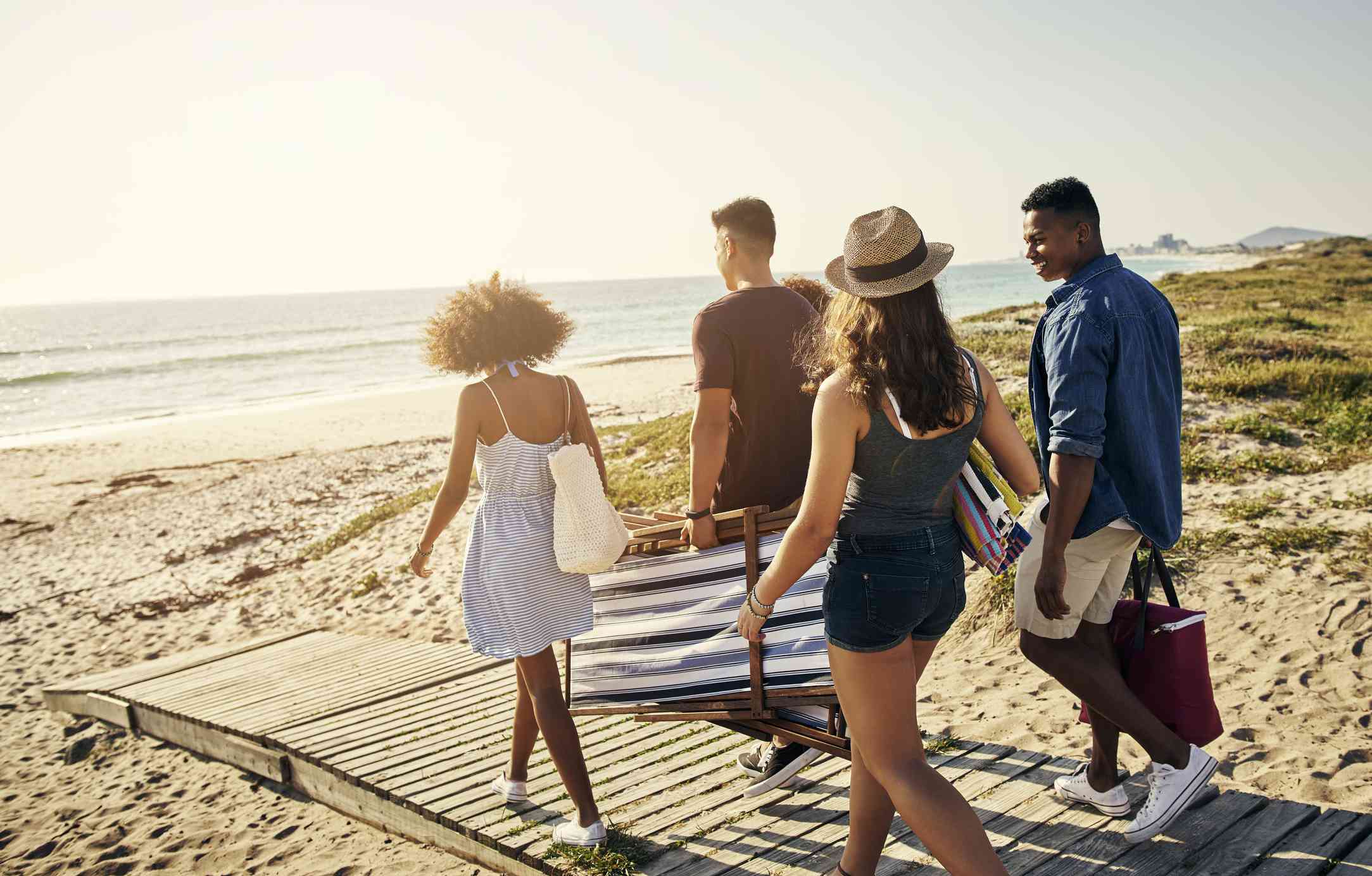 走到海滩的四个朋友