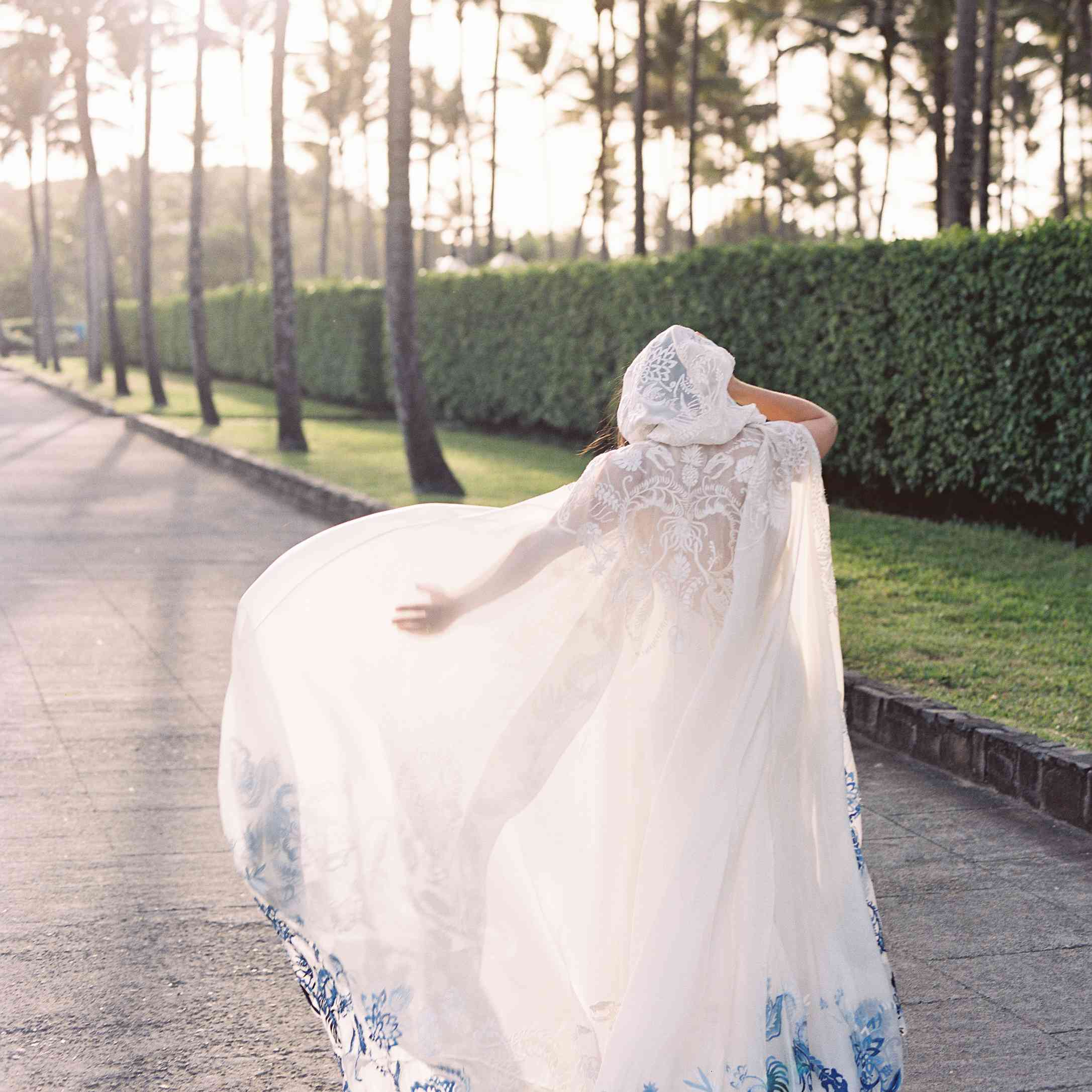 新娘的披风和蓝色刺绣的背面