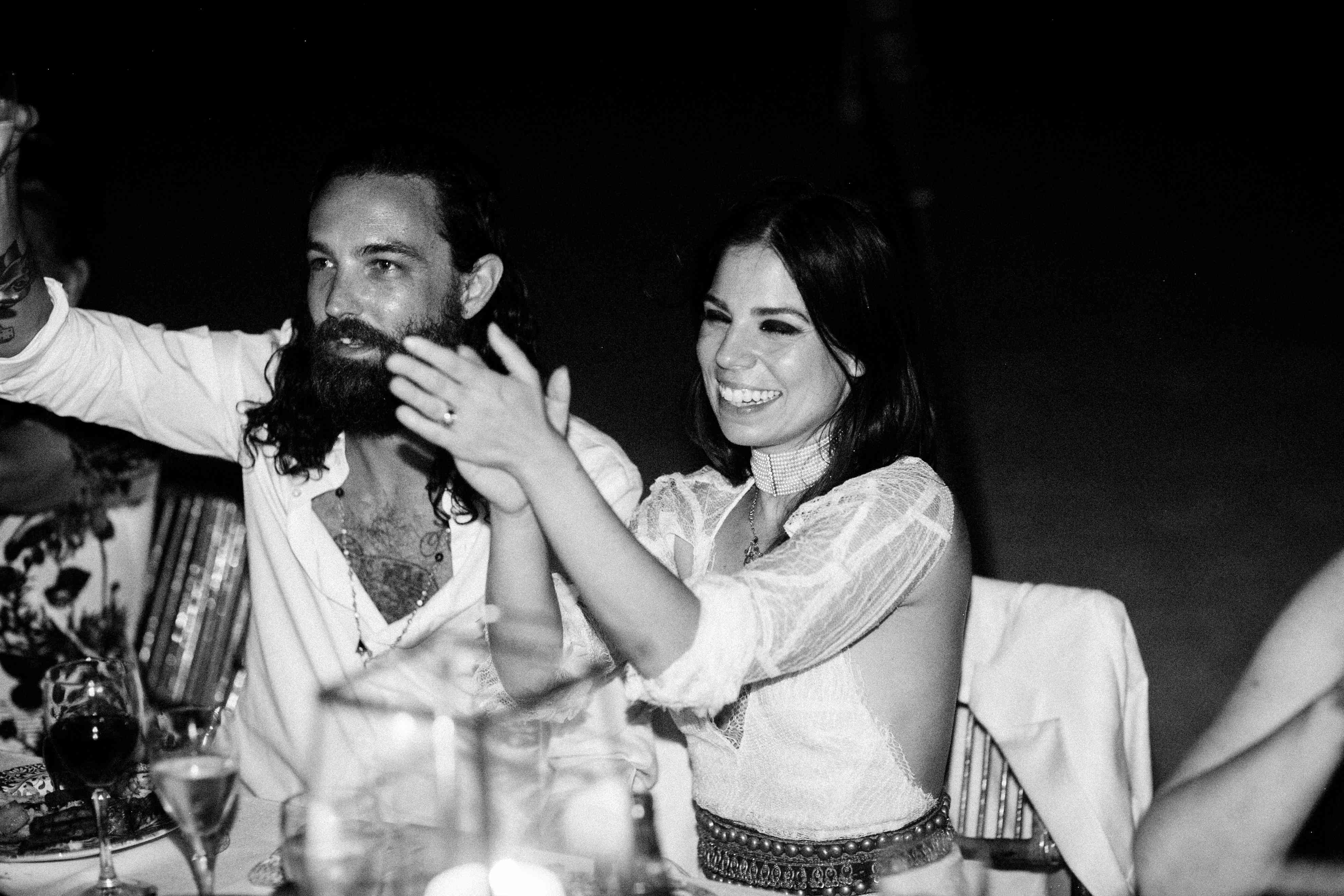 新人举杯庆祝婚宴