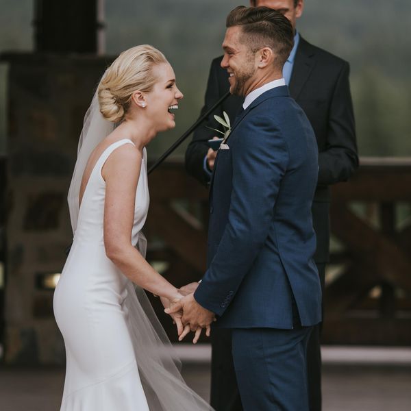 新郎和新娘在祭坛前笑