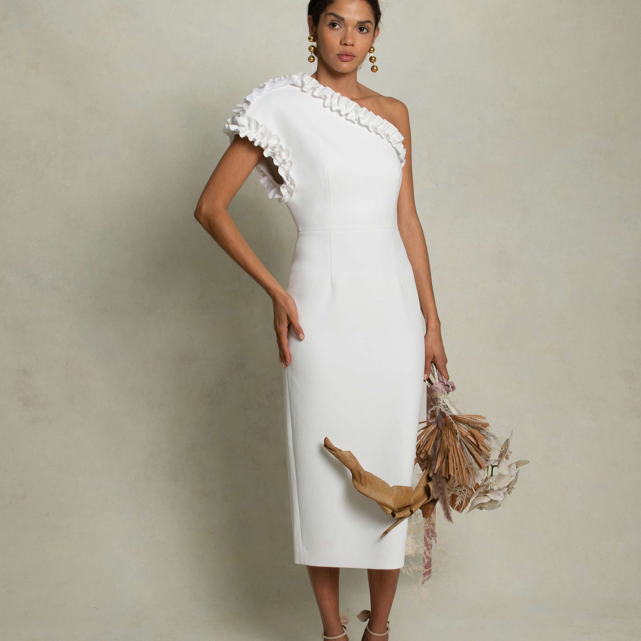 Baci在象牙中的肩部迈帽连衣裙