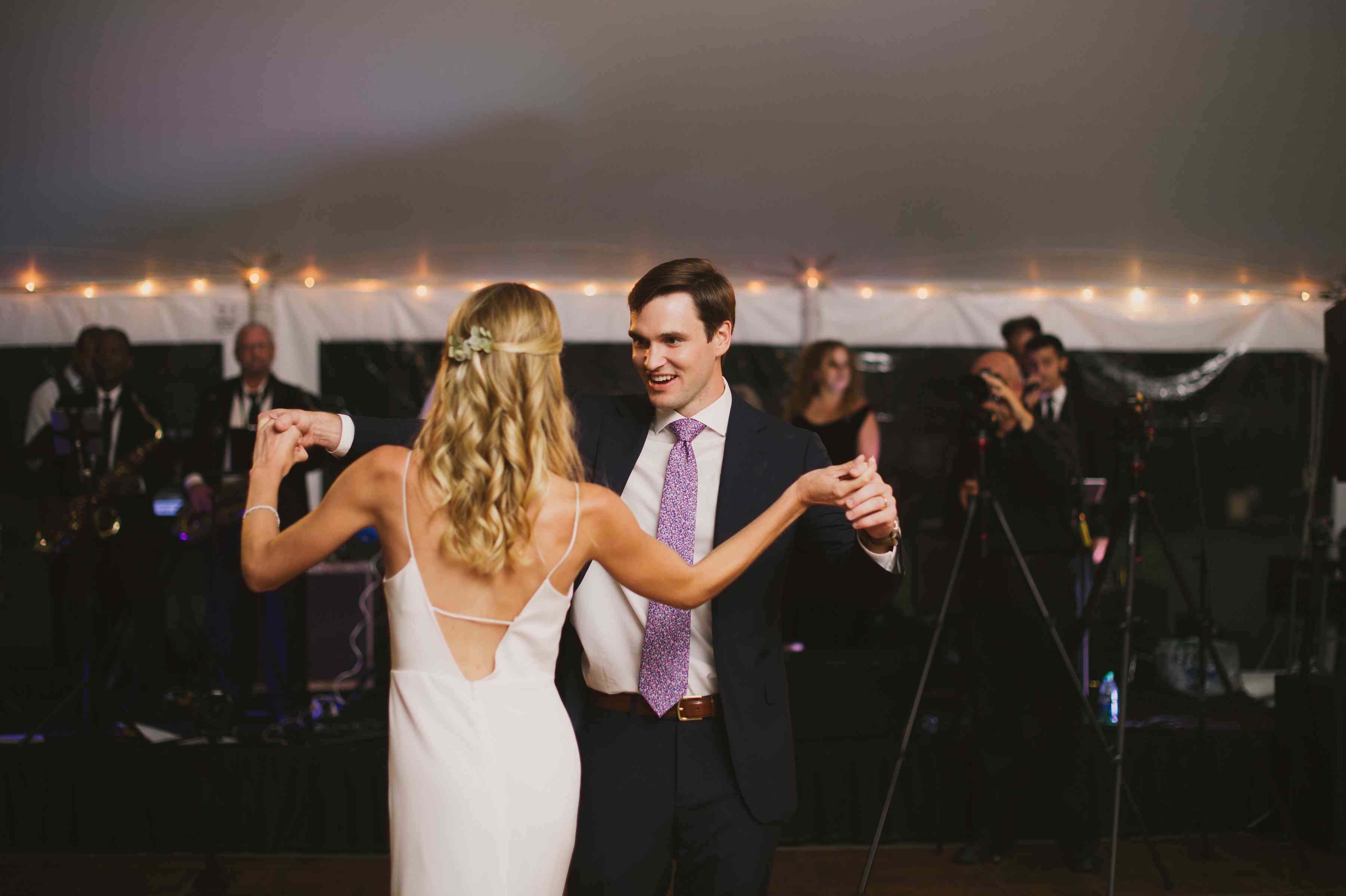<p> first dance </ p> <br> <br>