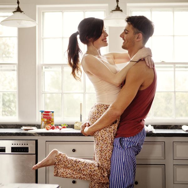 夫妻边做早餐边调情