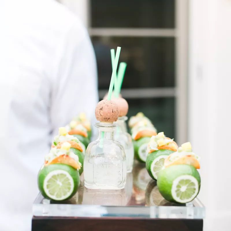 迷你玉米饼和玛格丽特在一个服务托盘