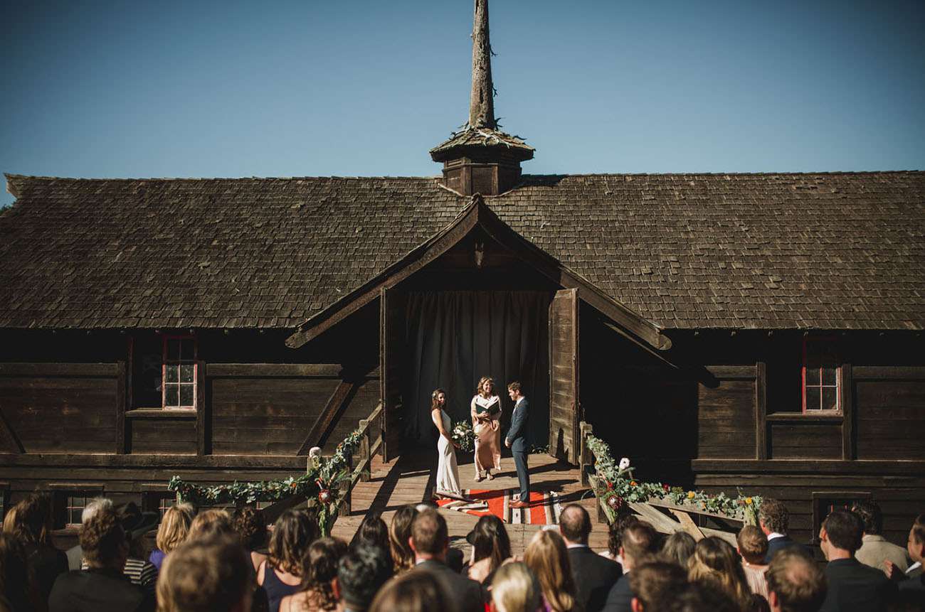 在谷仓前面的婚礼