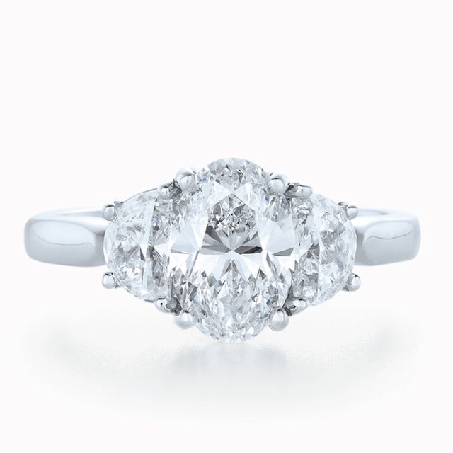 椭圆形钻石戒指，边石