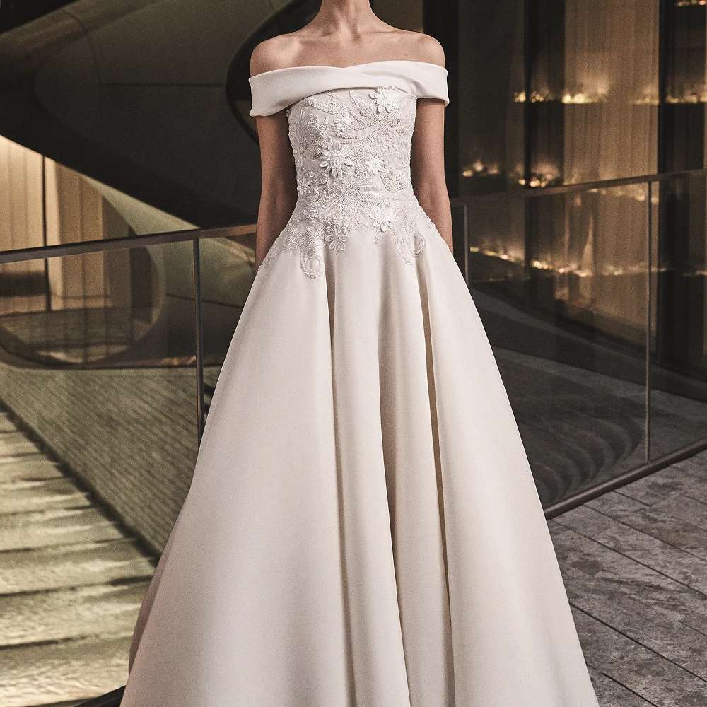 模特身穿露肩礼服