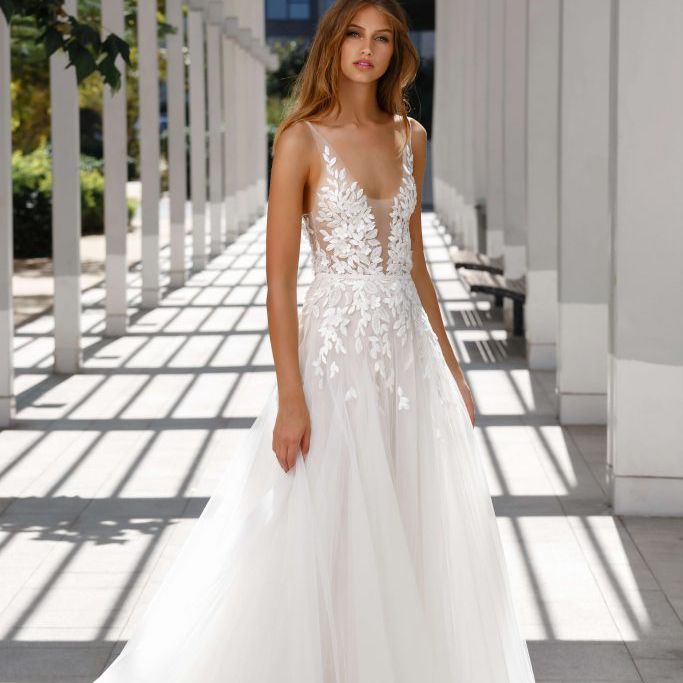 在低V领丝绸薄纱型长衫佐餐散叶闪耀和贴花口音花香。