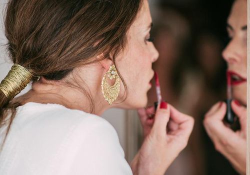 新娘穿上化妆唇膏