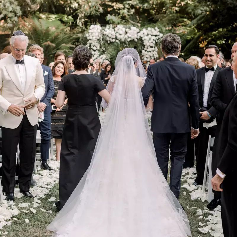 新娘走与母亲和父亲的过道