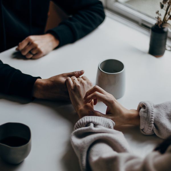 在桌子上牵手的情侣