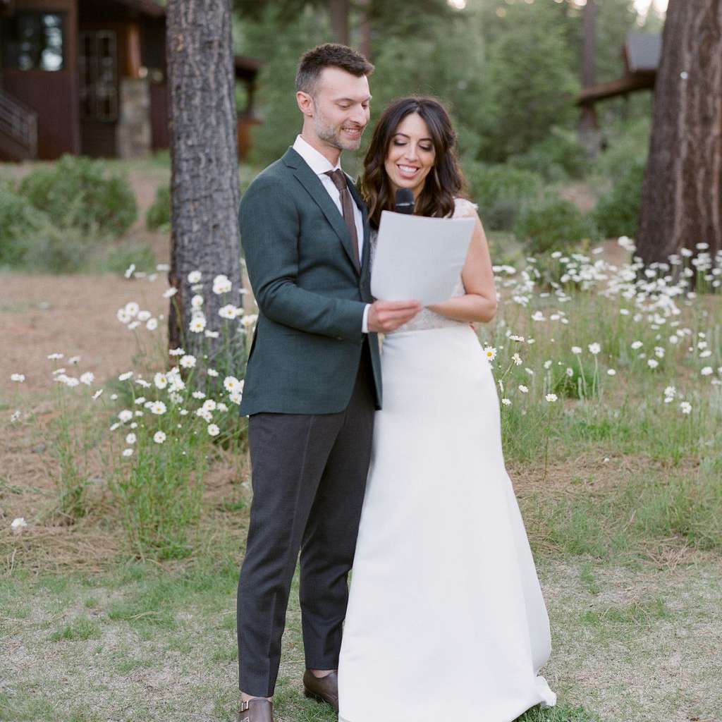 新娘和新郎给敬酒