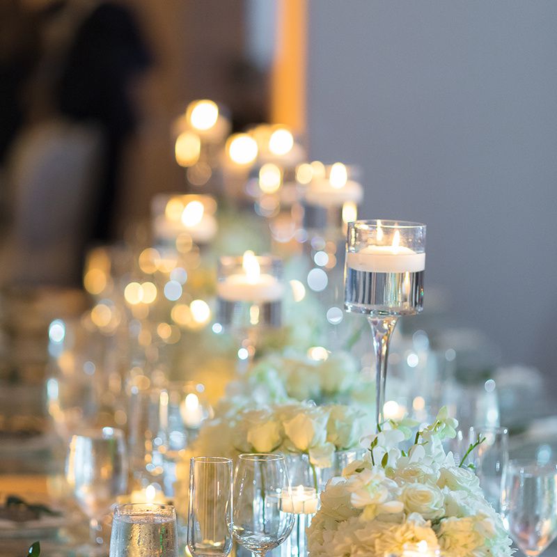 用各种蜡烛装饰的桌子。