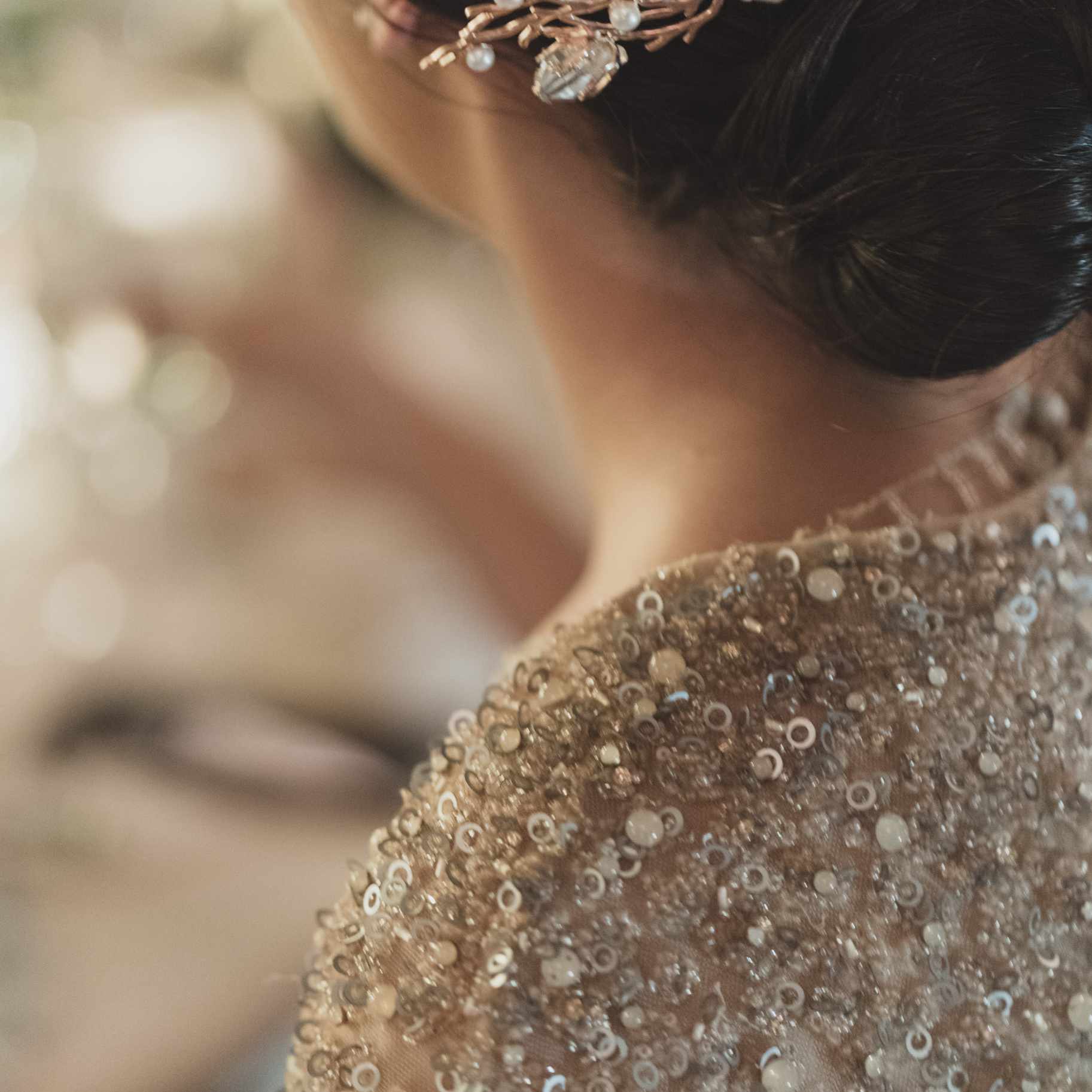 浪漫的科莫湖婚礼，新娘亮片礼服和发夹