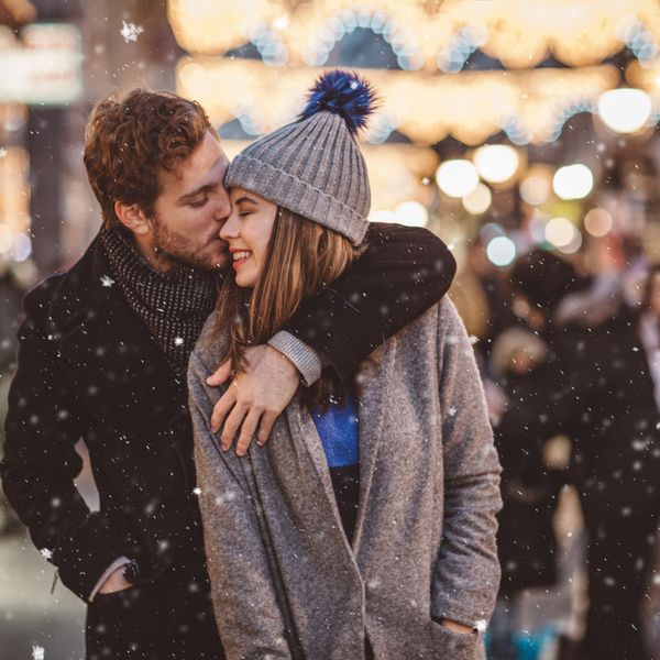 拥抱在雪的夫妇