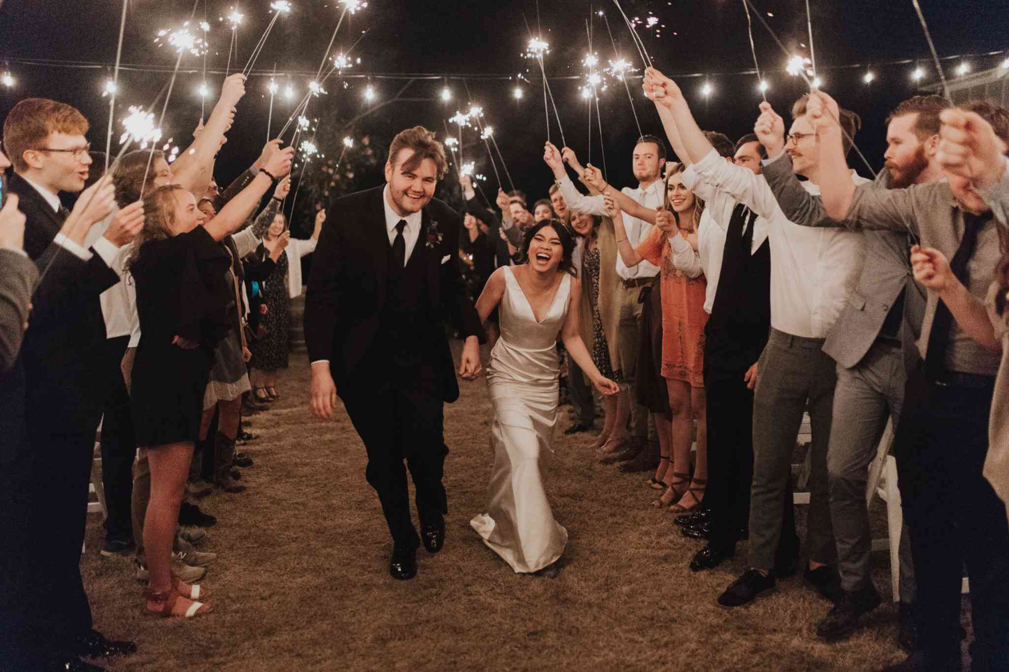 新婚夫妇带着烟火脱落