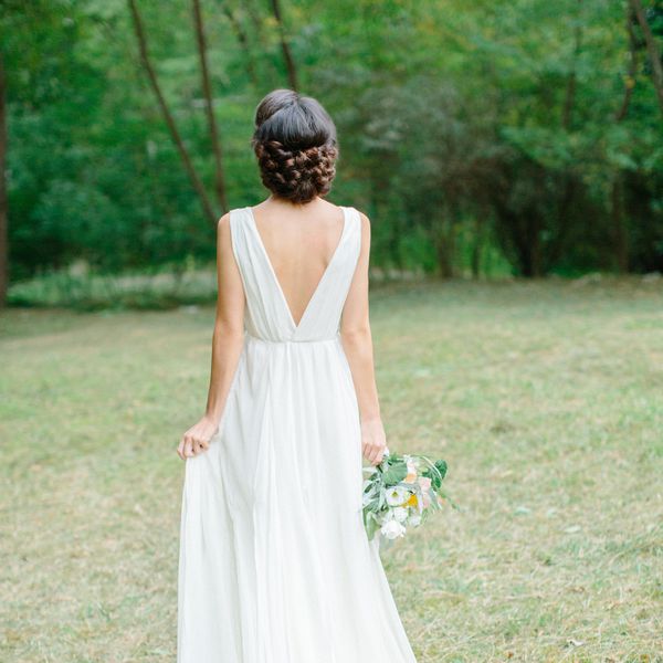 <P>美丽的女人保持一束鲜花在她的手</ P>